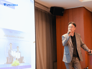 Mr. Kim Jaehyun - Department Manager, Woori FIS - sharing key insights on digital innovation in finance.